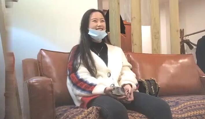 约了两个嫩妹留一个长相甜美 深喉 口 交抬腿抹润滑油侧入大力抽插猛 操