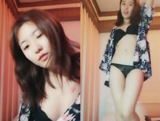 长相甜美身材苗条小美女第三部床上慢慢脱掉衣服手指扣逼微毛BB粉嫩很是诱惑喜欢不要错过